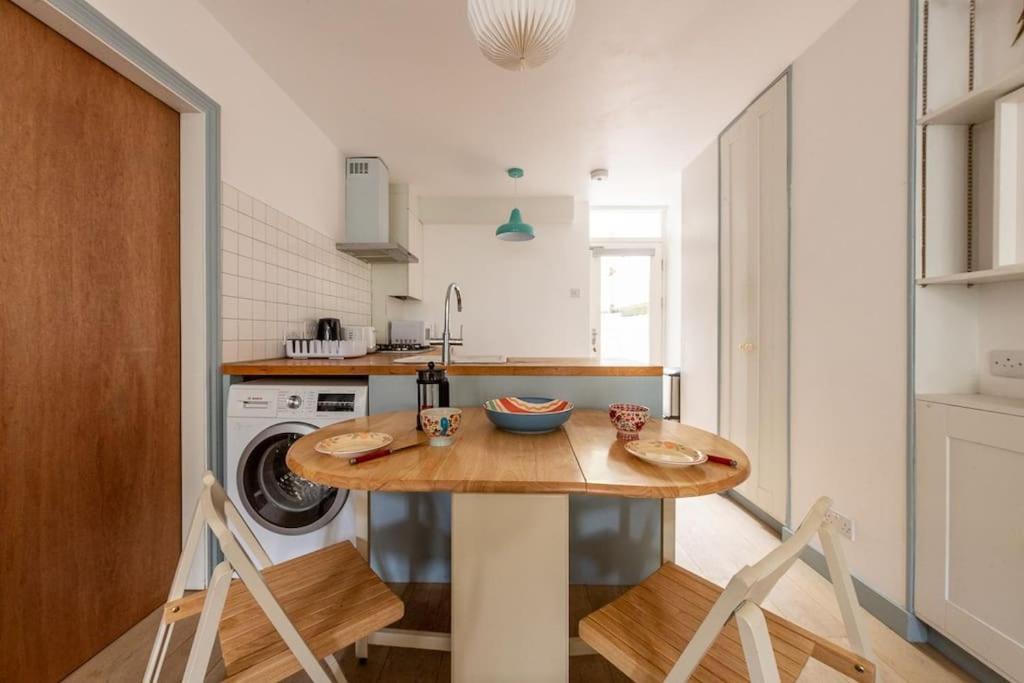Lovely Self-Contained Basement Studio With Kitchen Лондон Экстерьер фото